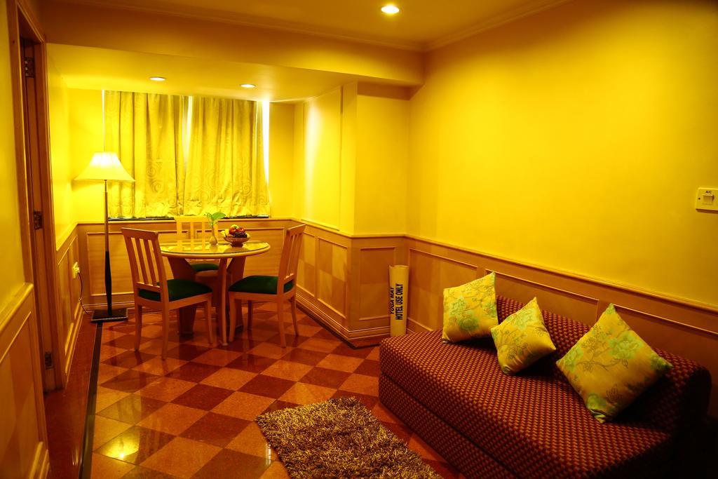 Kences Hotel -Opp Apsrtc Bus Stand Тирупати Экстерьер фото